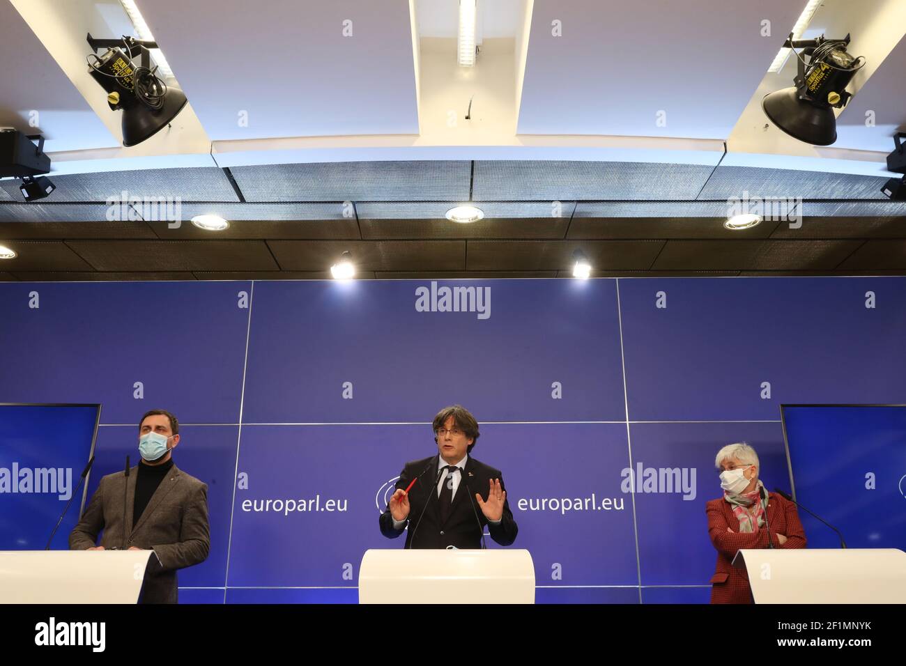 Antoni Comin, leader catalan en exil Carles Puigdemont et Clara Ponsati photographiés lors d'une conférence de presse après une séance plénière du p européen Banque D'Images