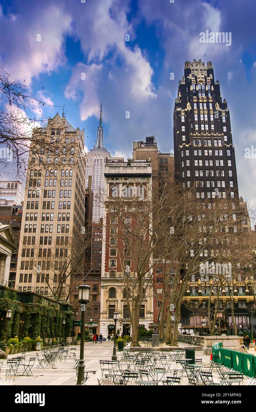Bryant Park avec le radiateur américain et l'Empire State Building en hiver à Manhattan à New York, États-Unis Banque D'Images
