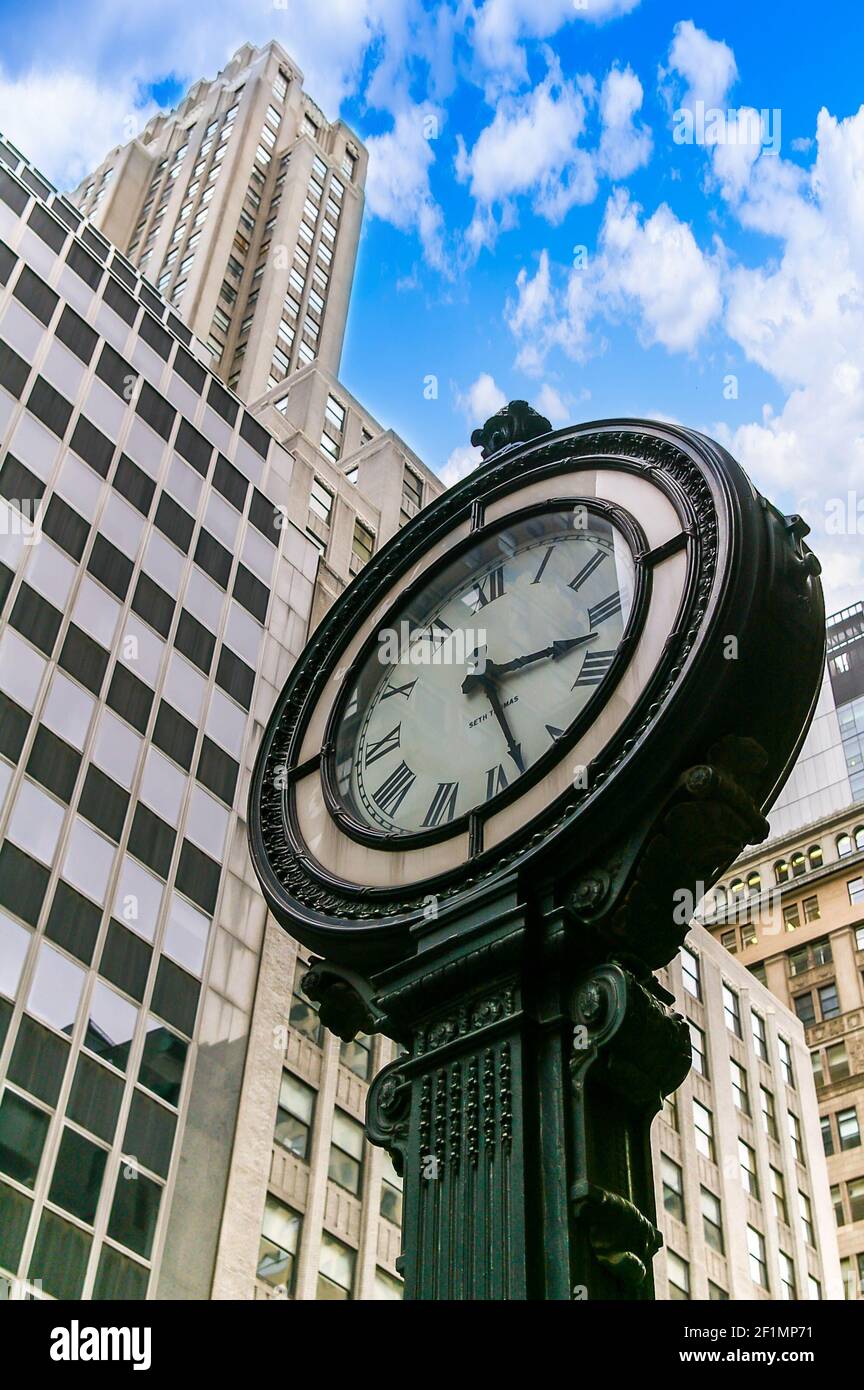 A clock in new york city Banque de photographies et d'images à haute  résolution - Alamy