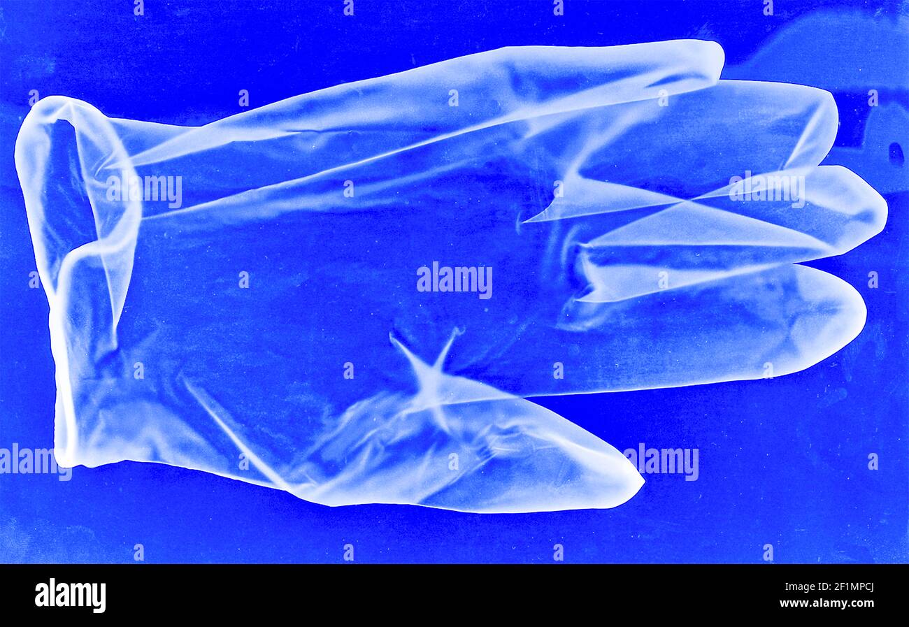 Gant bleu jetable en latex médical comme une image visible par rayons X avec virus, contamination et particules possibles. Banque D'Images