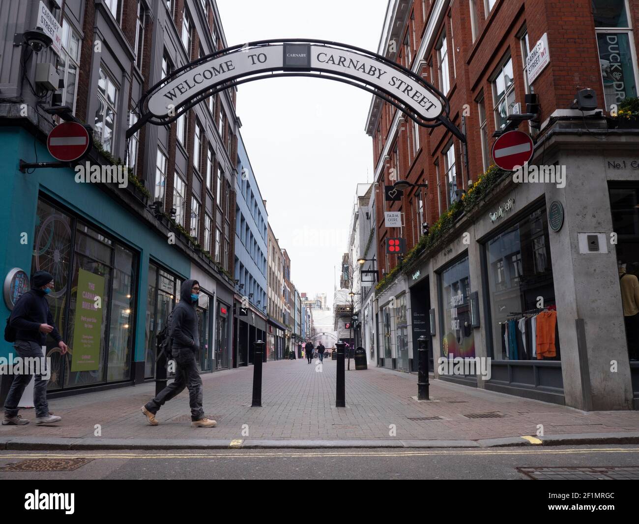 Vide et calme Carnaby Street Londres, Royaume-Uni, pendant le coronavirus, Covid-19, Lockdown en Angleterre, Royaume-Uni, les travailleurs qui marchent au-delà portent des masques d'epi Banque D'Images