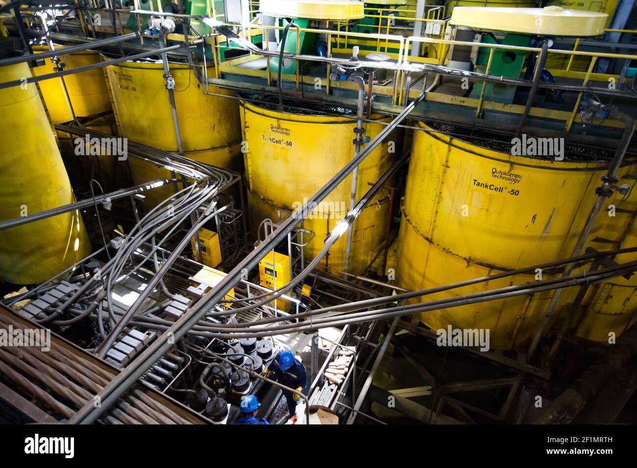 Khromtau/Kazakhstan - mai 06 2012 : usine de concentration de minerai de cuivre. Équipement technologique Outokumpu. Réservoirs jaunes pour flottation et traitement et deux m Banque D'Images