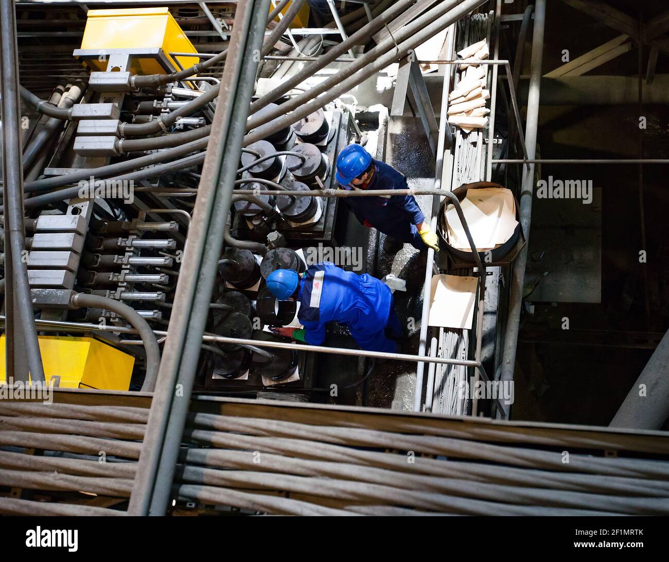 Koktau, Kazakhstan - 06 mai 2012 : usine de concentration de minerai de cuivre. Personnel de maintenance et équipement. Banque D'Images