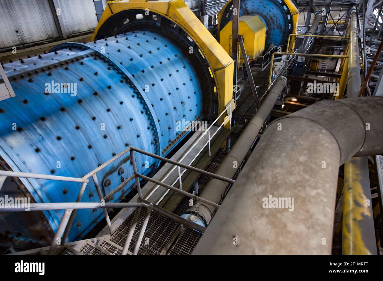 Khromtau/Kazakhstan - mai 06 2012 : usine de concentration de minerai de cuivre. Broyeur à billes bleu et jaune. Corps bleu de moulin à mouvement-flou. Banque D'Images