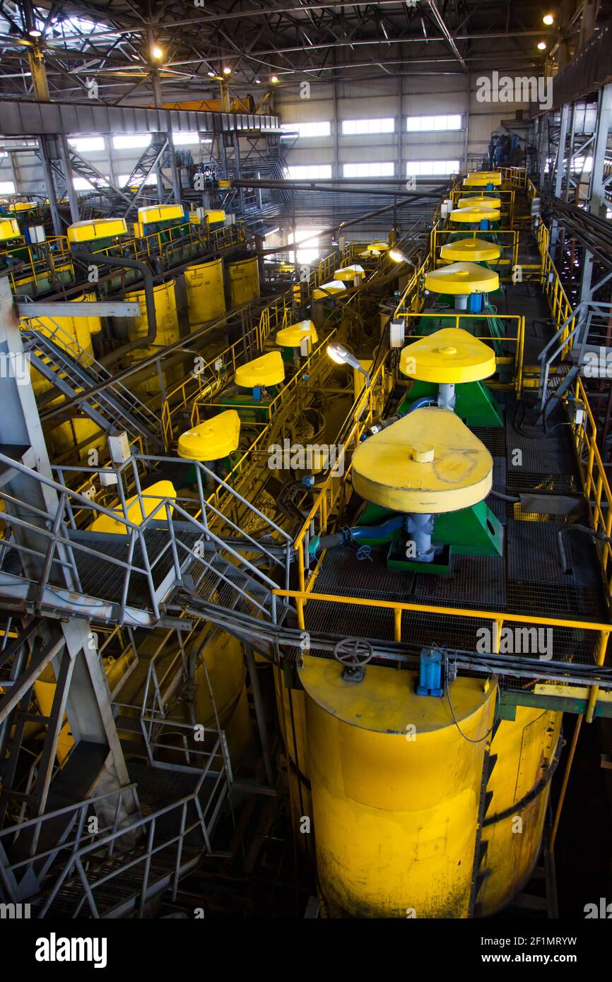 Koktau, province d'Aktobe, Kazakhstan - 06 mai 2012 : usine de concentration de minerai de cuivre. Équipement de technologie Outokumpu. Station de pompage. Banque D'Images