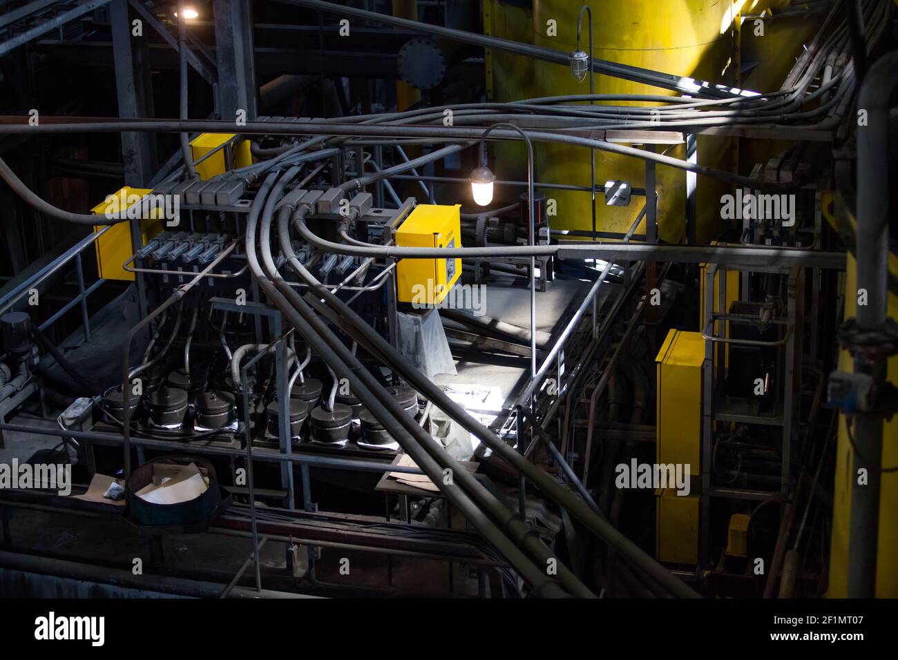 Koktau, province d'Aktobe, Kazakhstan - 06 mai 2012 : usine de concentration de minerai de cuivre. Tubes, filtres et équipements. Banque D'Images