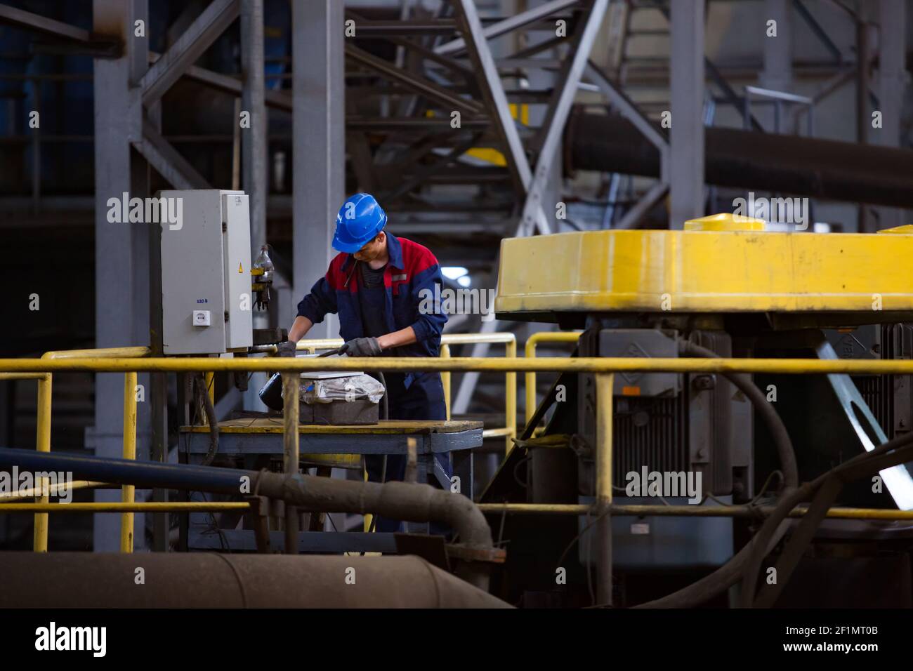 Koktau, province d'Aktobe, Kazakhstan - 06 mai 2012 : usine de concentration de minerai de cuivre. Personnel de maintenance et équipement de pompes. Banque D'Images