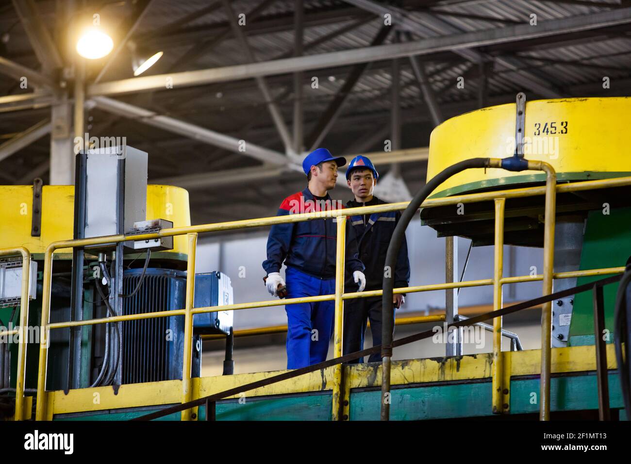 Koktau, province d'Aktobe, Kazakhstan - 06 mai 2012 : usine de concentration de minerai de cuivre. Personnel de maintenance sur l'équipement. Banque D'Images