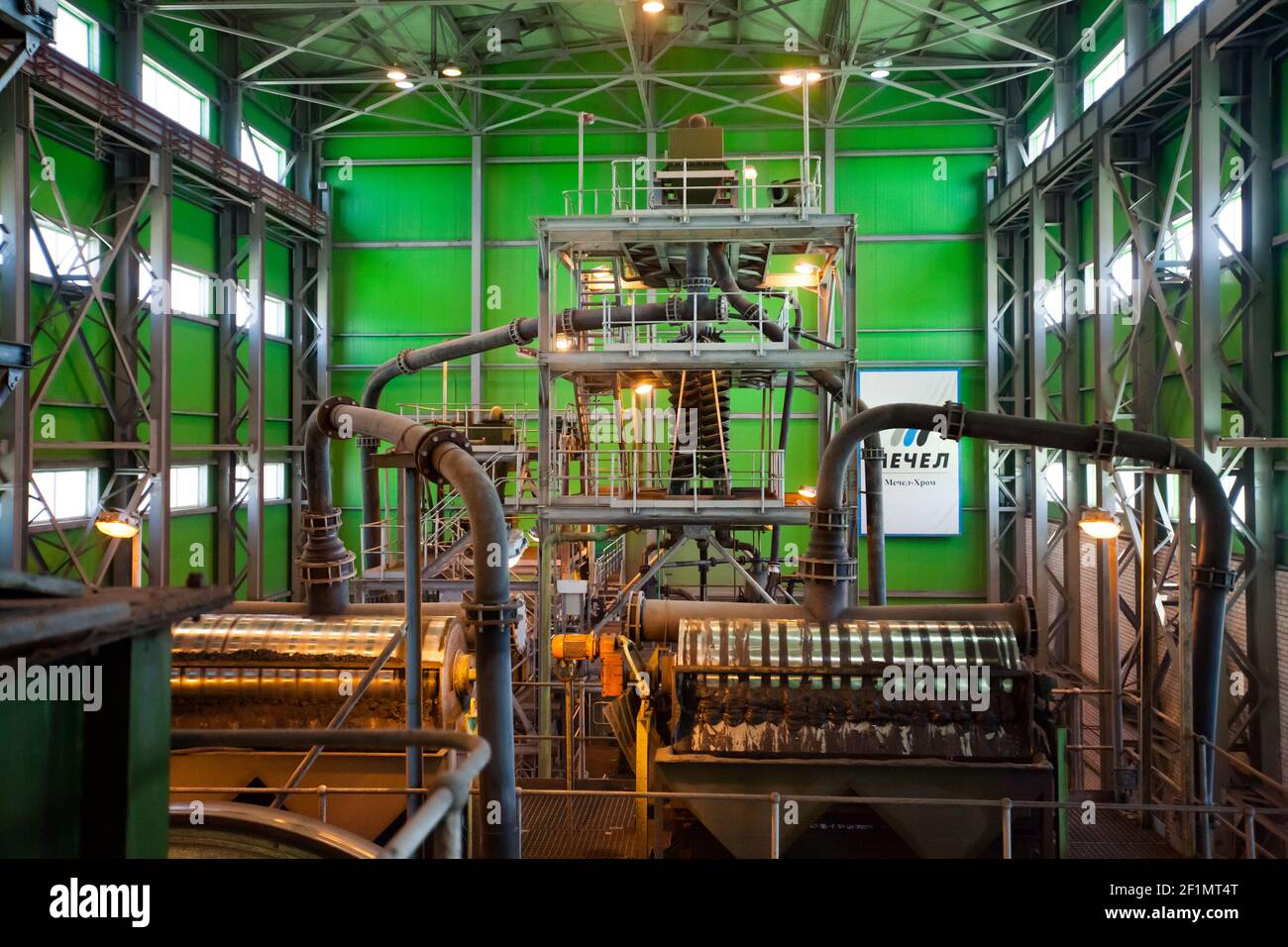 Usine de raffinage moderne de minerai d'or. Concentrateur de glissière en spirale à gravité dorée (spirale de minerai d'étain) et séparateurs de tambour magnétiques en arrière-plan. Banque D'Images