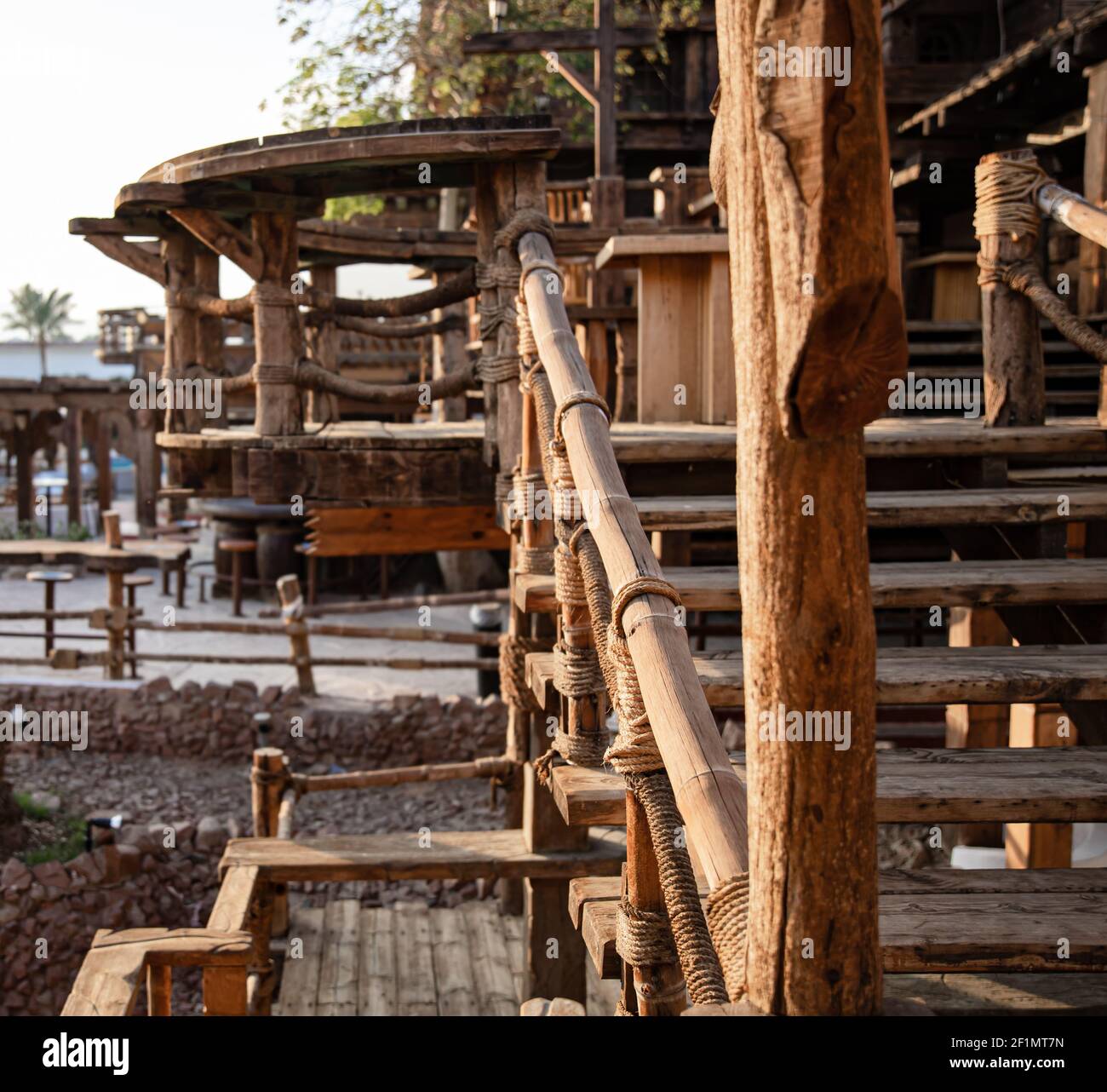 Mains courantes et rambardes en bois avec corde entrelacée près des marches. Banque D'Images