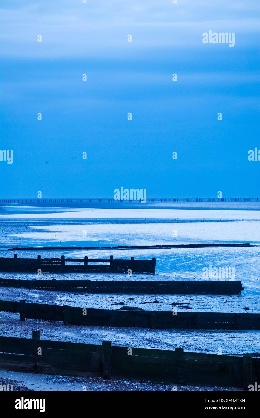 Résumé vue sur East Beach à Shoeburyness avant lever du soleil Un matin très bleu Banque D'Images