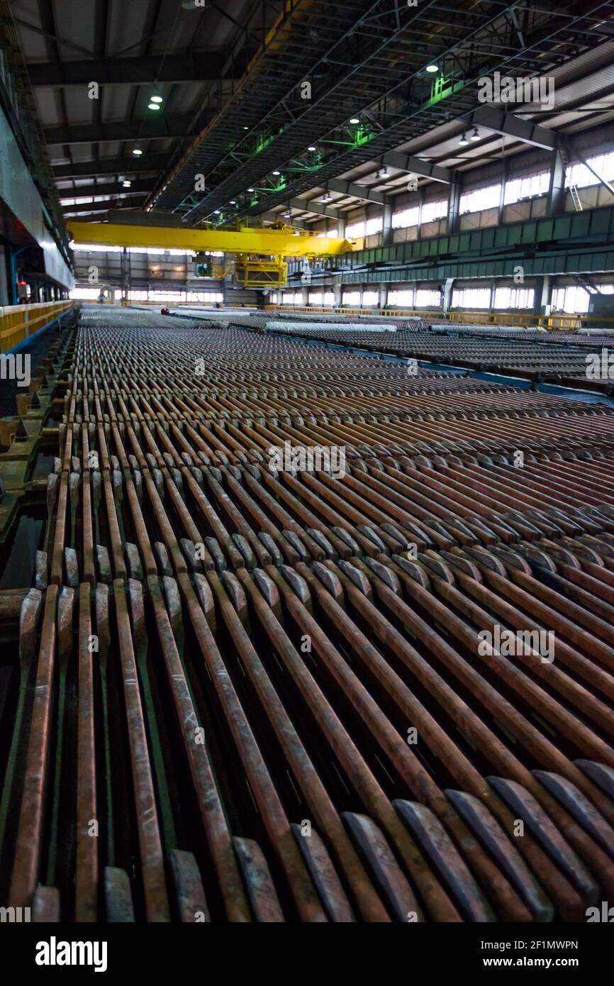 Usine métallurgique de cuivre. Atelier d'électrolyse d'électroraffinage.  Plaques de cathode en cuivre dans un bain d'acide sulfurique.  L'arrière-plan est flou Photo Stock - Alamy