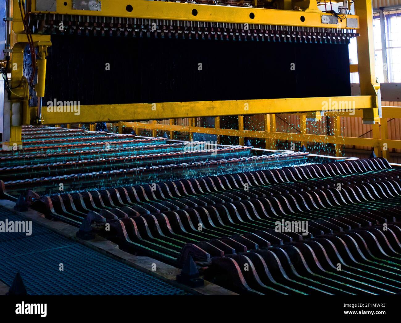 Machine d'électrolyse d'usine métallurgique de cuivre avec plaques de — free download