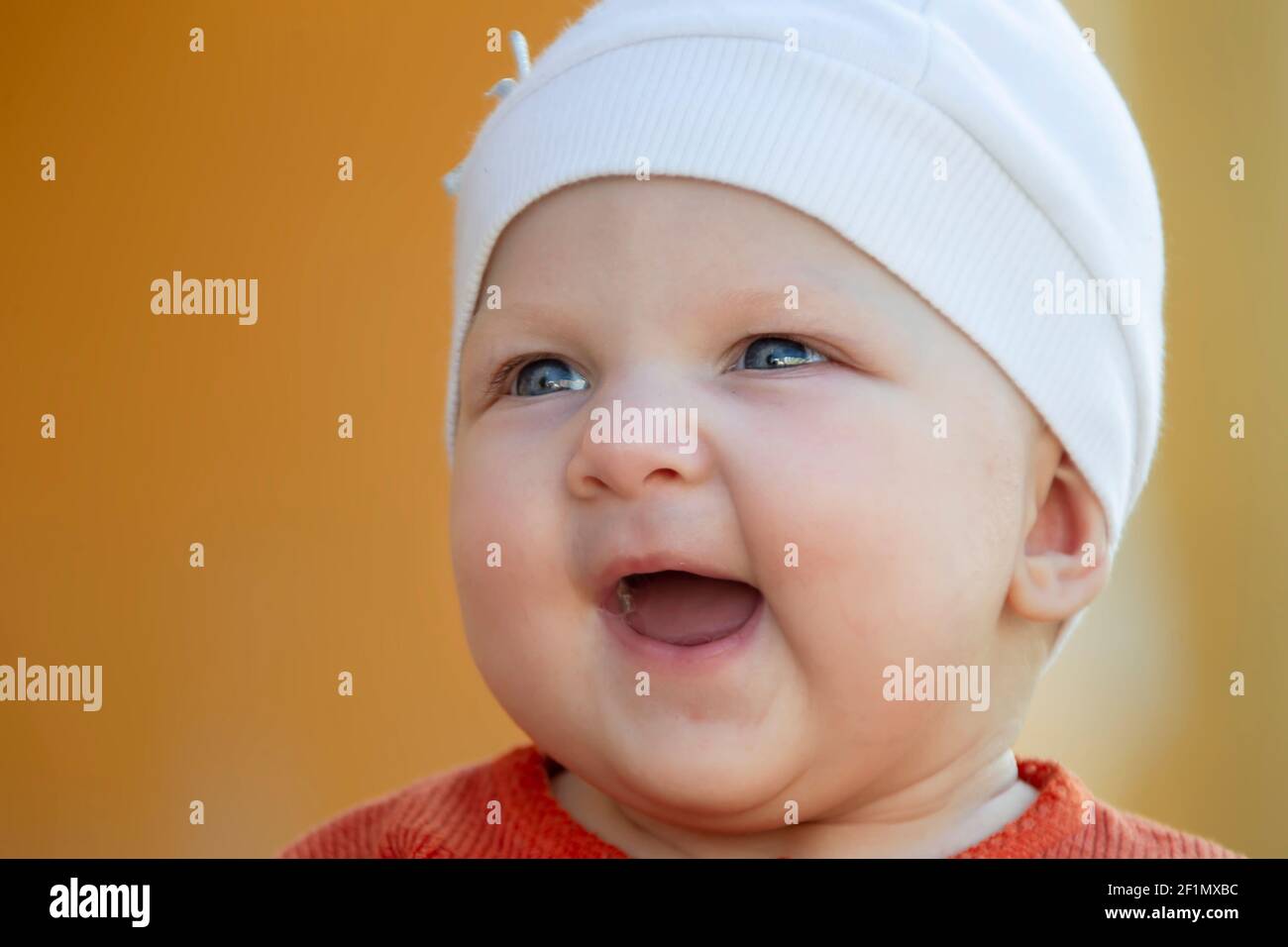 Le Visage D Un Bebe Joyeux De Six Mois Bebe Heureux Dans Un Chapeau Photo Stock Alamy