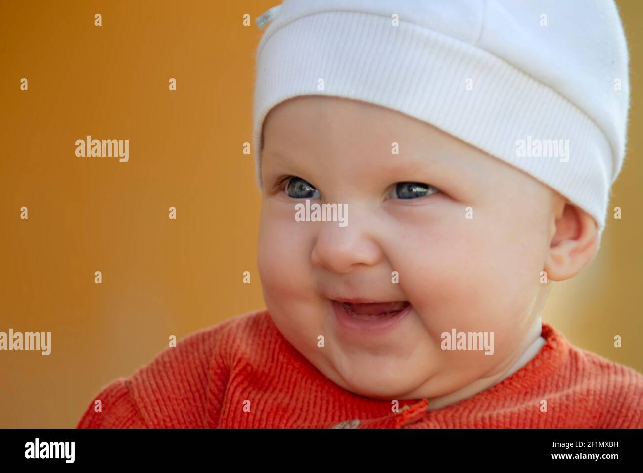 Le Visage D Un Bebe Joyeux De Six Mois Bebe Heureux Dans Un Chapeau Photo Stock Alamy