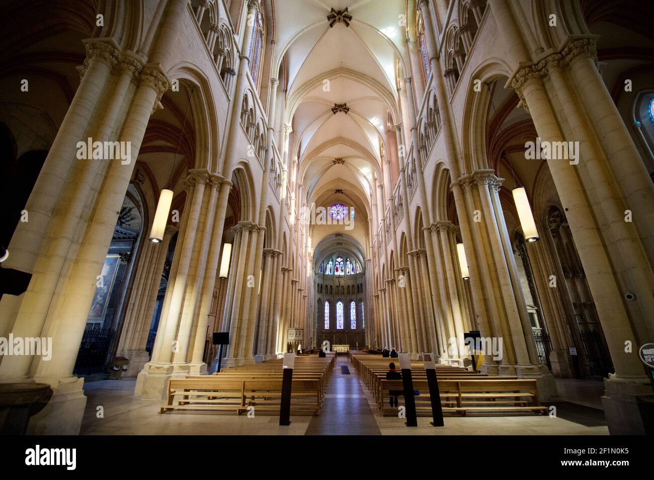 Intérieur de la cathédrale Saint-Jean-Baptiste de Lyon en France. Banque D'Images Intérieur de la cathédrale Saint-Jean-Baptiste de Lyon en France. Banque D'Images