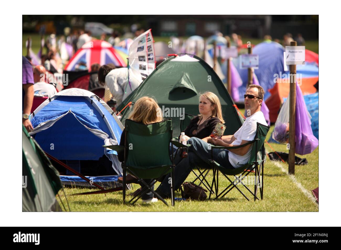 Dimanche... Un jour avant le début de 2008 Wimbledon Les membres du camp public dans un parc près de Wimbledon ne sont pas tenus de camper sur la chaussée à l'extérieur de wimbledon.photo de David Sandison The Independent Banque D'Images