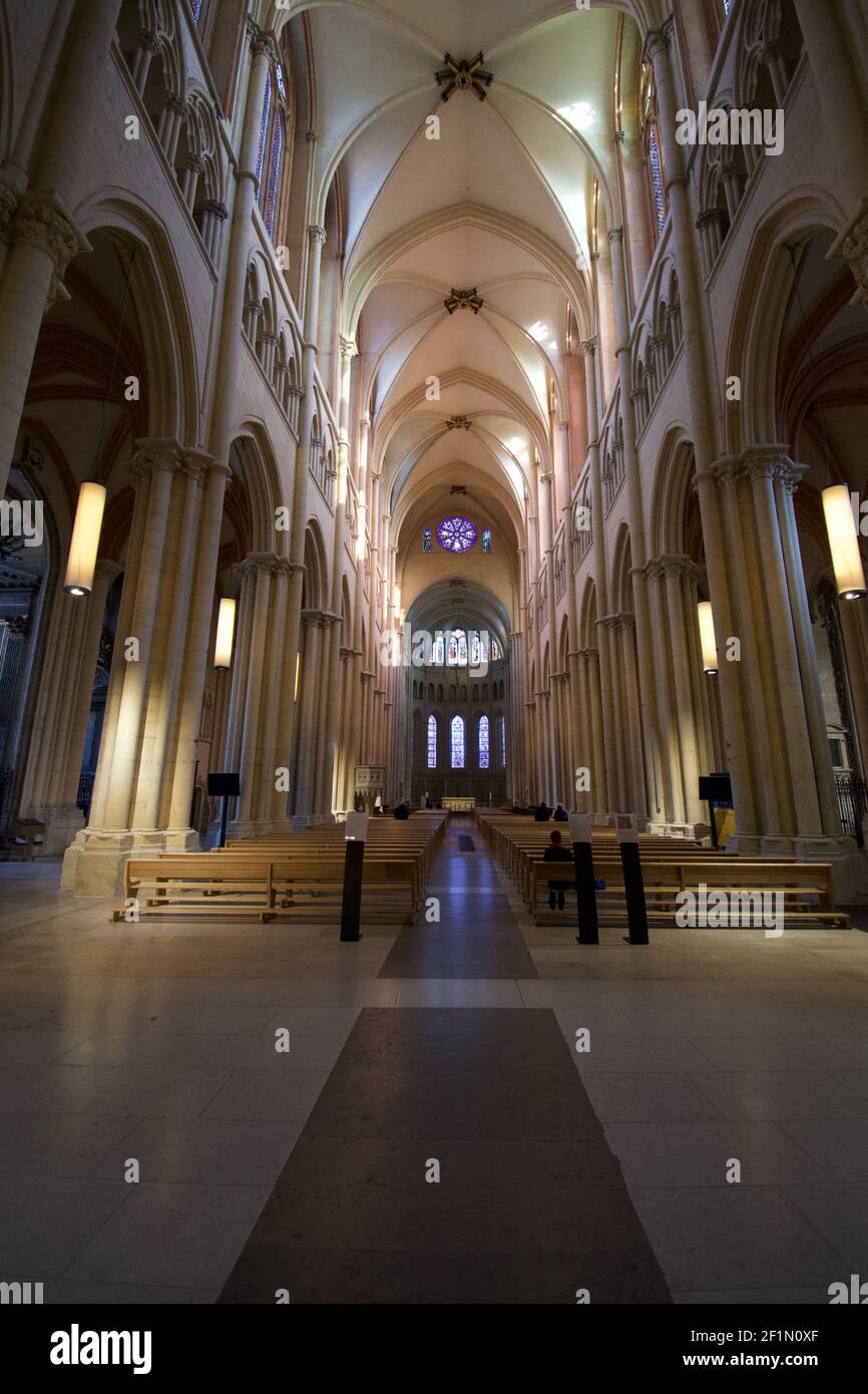 Intérieur de la cathédrale Saint-Jean-Baptiste de Lyon en France. Banque D'Images Intérieur de la cathédrale Saint-Jean-Baptiste de Lyon en France. Banque D'Images