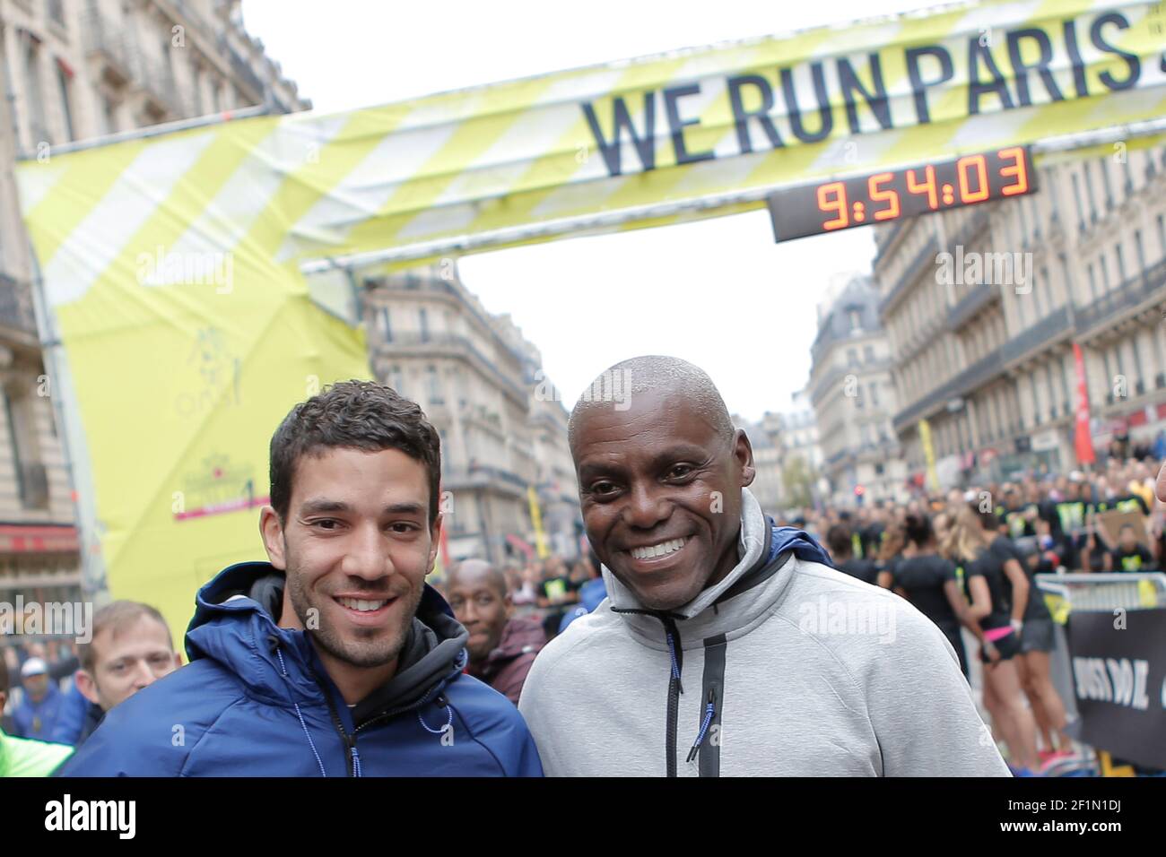Carl Lewis (etats-unis), ambassadeur de Nike, avec Mahiedine  Mekhissi-Benabbad (FRA) donne le début de la 11e édition de la course à  pied 10KM Paris Centre, à Paris, le 05 octobre 2014, France,