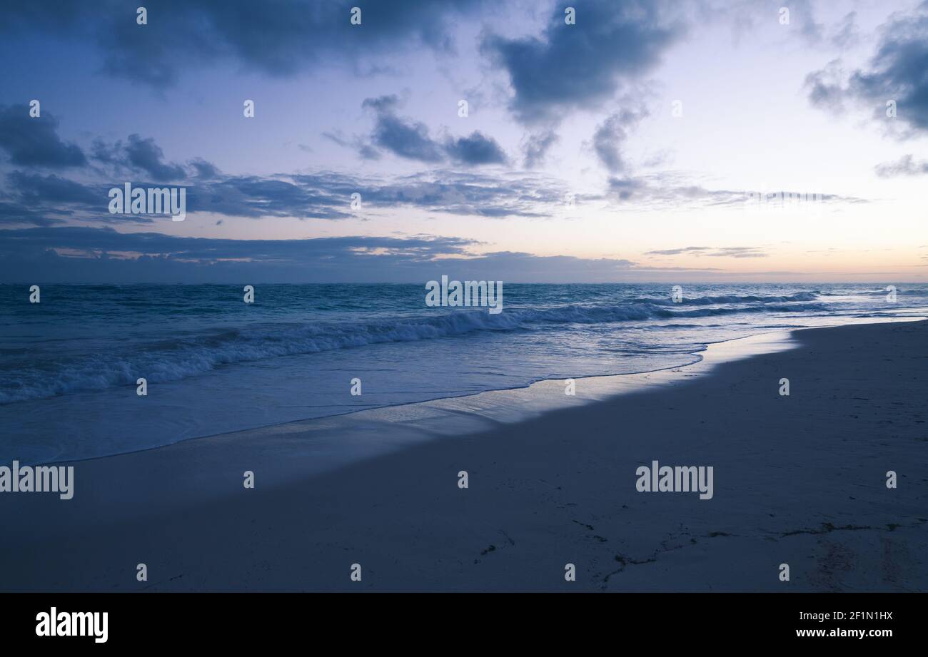 Ciel bleu sur la mer juste avant le lever du soleil, plage de Bavaro, Punta Cana, République Dominicaine, paysage côtier vide Banque D'Images