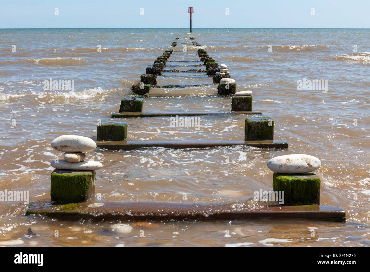 Groynes en bois sur la plage de Bridlington, sur la côte du Yorkshire de l'est Banque D'Images