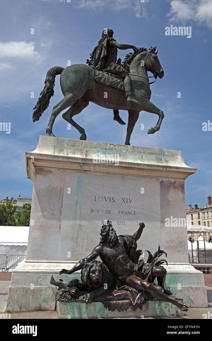 Statue équestre de Louis XIV sur la place Bellecour entre le Rivières Saône (1818) et Rhône à Lyon Banque D'Images