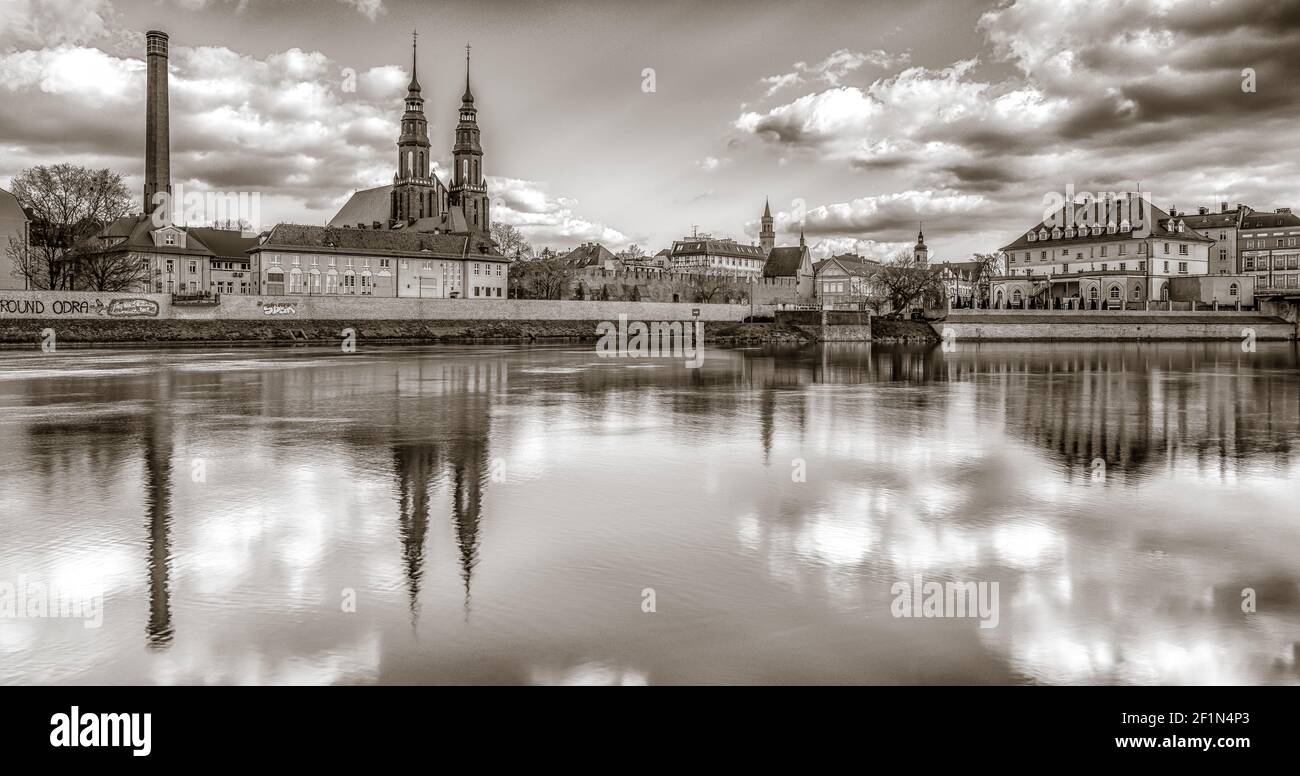 OPOLE, POLOGNE - 06 mars 2021 : la ville d'Opole en haute Silésie, en Pologne, sur le paysage printanier de la rivière Odra Banque D'Images