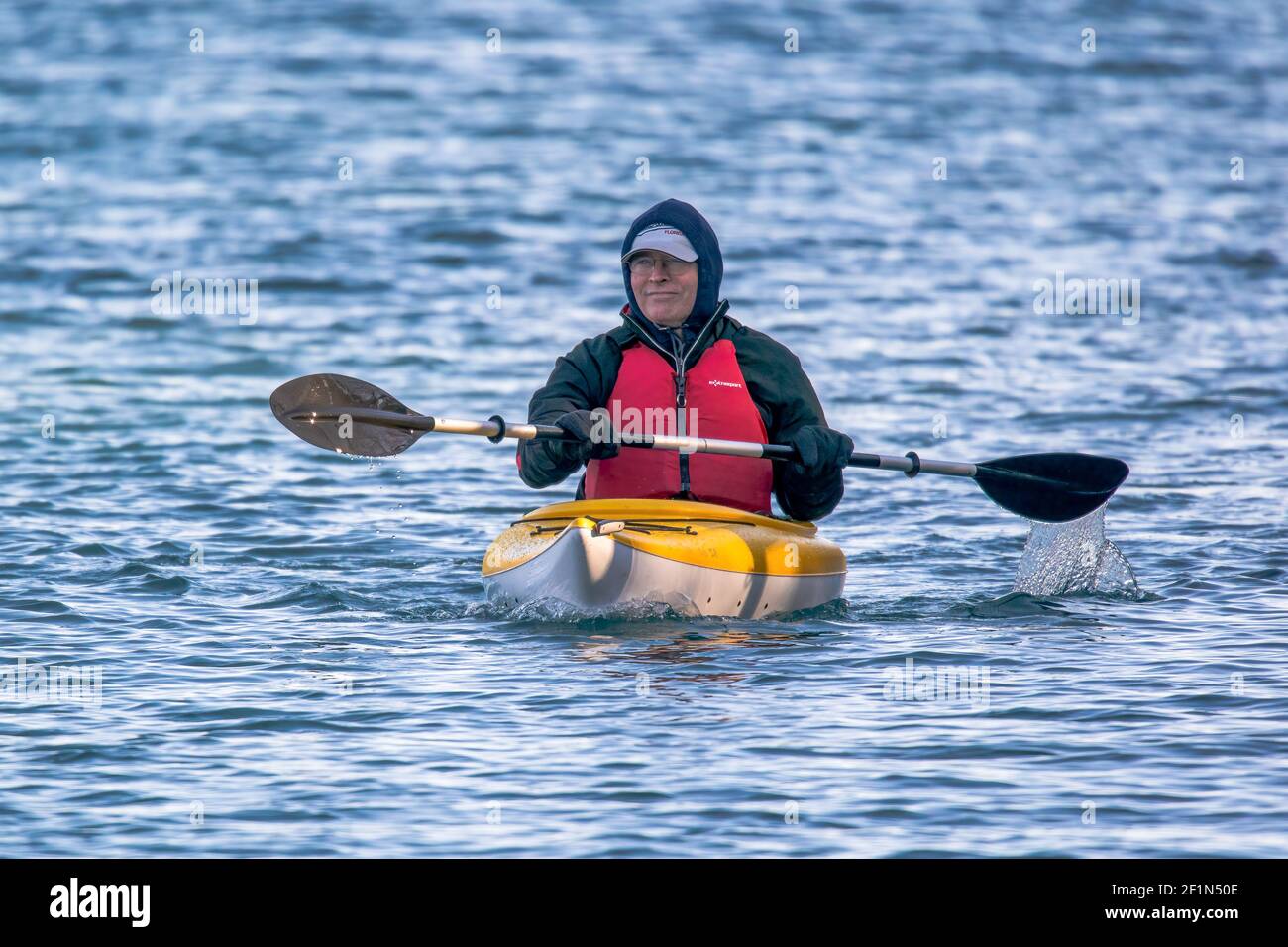 Une âme copieuse pour une excursion en kayak en fin d'hiver dans le canal maritime entre Green Bay et le lac Michigan dans le comté de Door Wi. Banque D'Images