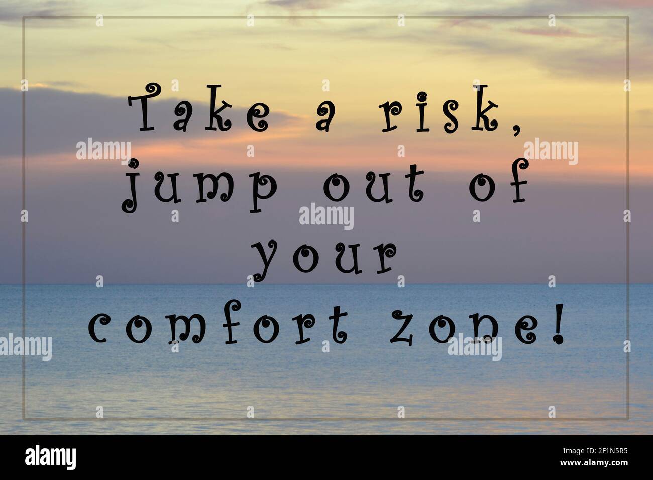 Image floue du coucher du soleil avec des citations motivantes et inspirantes - Prenez un risque de saut hors de votre zone de confort Banque D'Images