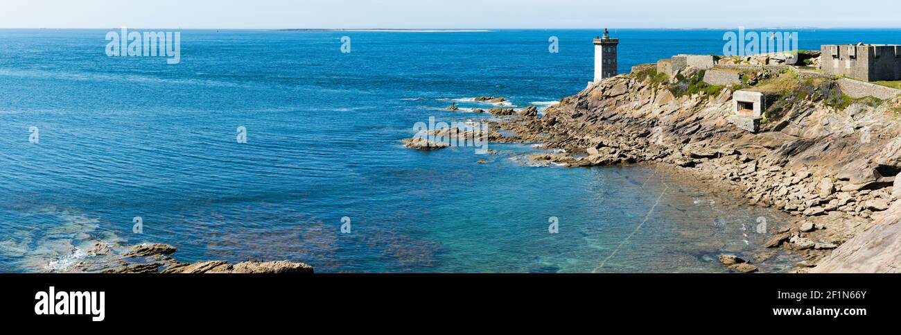 Vue panoramique sur le phare de Kermovan sur la côte de Bretagne Banque D'Images