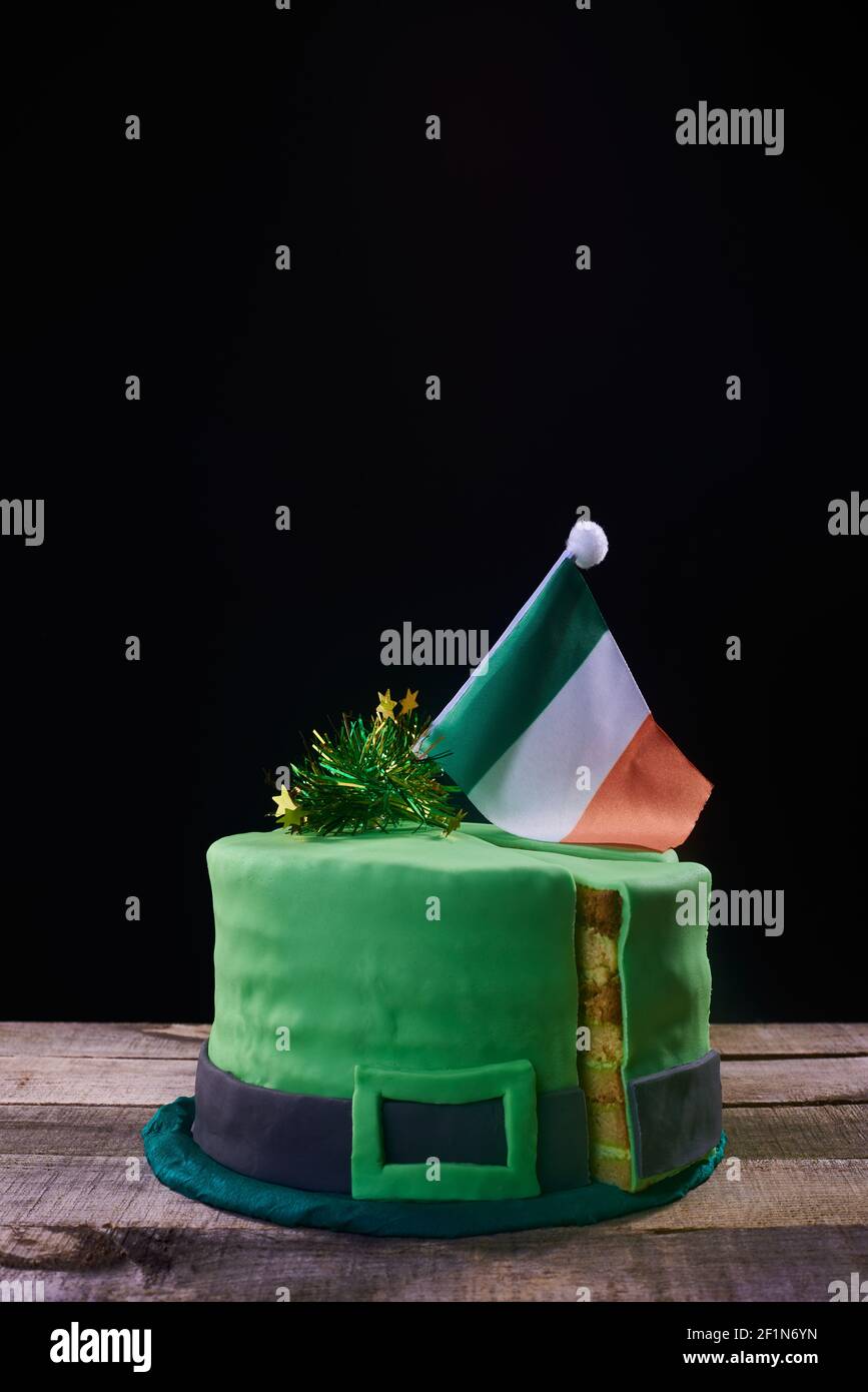Auto Awesometraducer Del Ingles129 5000resultados De Tradicciongreen Gateau Givrant En Forme De Chapeau Vert Avec Un Drapeau Irlandais Sur Le Dessus A Celebrer Photo Stock Alamy Auto Awesometraducer Del Ingles129 5000resultados De Tradicciongreen Gateau Givrant En Forme De Chapeau Vert Avec Un Drapeau Irlandais Sur Le Dessus A Celebrer Photo Stock Alamy
