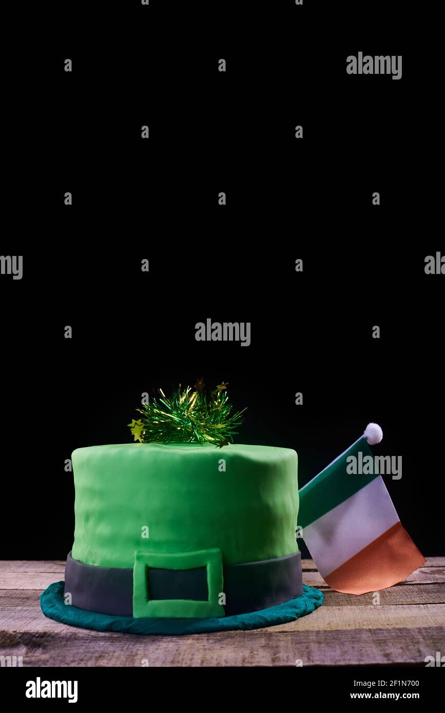 Gateau Vert Givrant En Forme De Chapeau Vert Avec Un Drapeau Irlandais Sur Le Dessus Pour Celebrer La Saint Patrick S Day Base En Bois Naturel Photo Stock Alamy