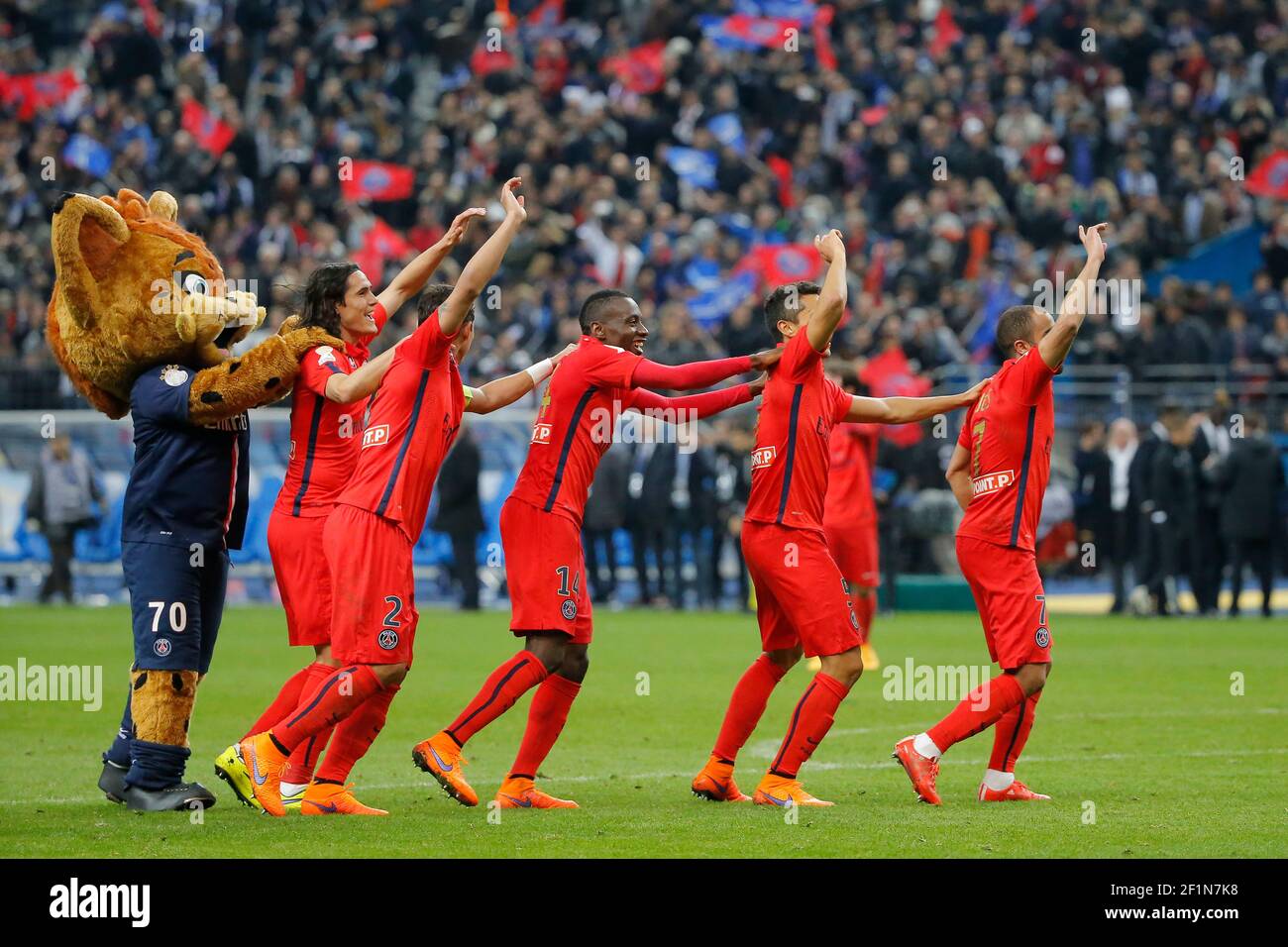 Lucas Rodrigues Moura da Silva (psg), Marquinhos (psg) Marcos Aoas Correa, Blaise Mathuidi (psg), Thiago Emiliano da Silva (psg), Edinson Roberto Paulo Cavani Gomez (psg) (El Matador) (El Botija) (Florestan) a célébré leur victoire sur le terrain de jeu par une danse avec la mascotte du PSG Germain le Lynx lors du match de football final de la coupe de la Ligue française entre SC Bastia et Paris Saint Germain le 11 avril 2015 au Stade de France à Saint Denis. Photo Stephane Allaman / DPPI Banque D'Images