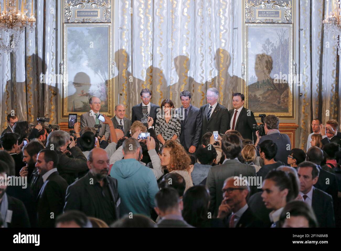 FRANCE, Paris : le joueur espagnol de tennis Rafael Nadal a reçu du maire français de Paris Anne Hidalgo la Médaille Vermeil de la ville de Paris, avec Jean Gachassin, Jean François Martins, Tony Estanguet le 21 mai 2015 à Paris - PHOTO de Stéphane Allaman/DPPI Banque D'Images