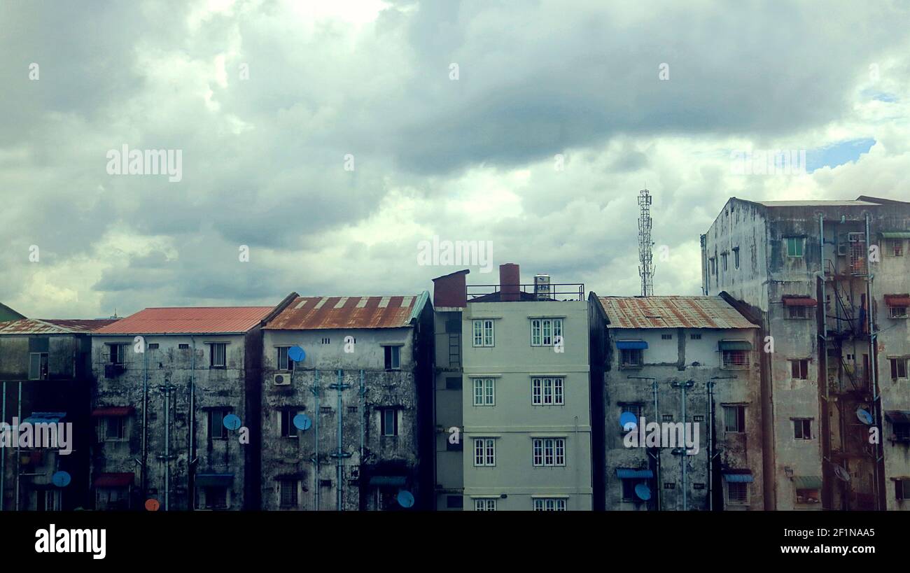 Côte à côte, anciens et nouveaux bâtiments résidentiels de faible hauteur Dans le centre-ville de Yangon Banque D'Images Côte à côte, anciens et nouveaux bâtiments résidentiels de faible hauteur Dans le centre-ville de Yangon Banque D'Images