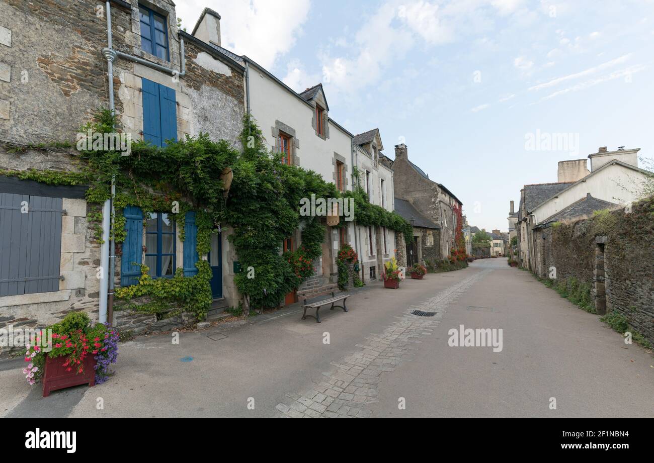 Rue dans le village historique et pittoresque de Rochefort-en-Terre Banque D'Images