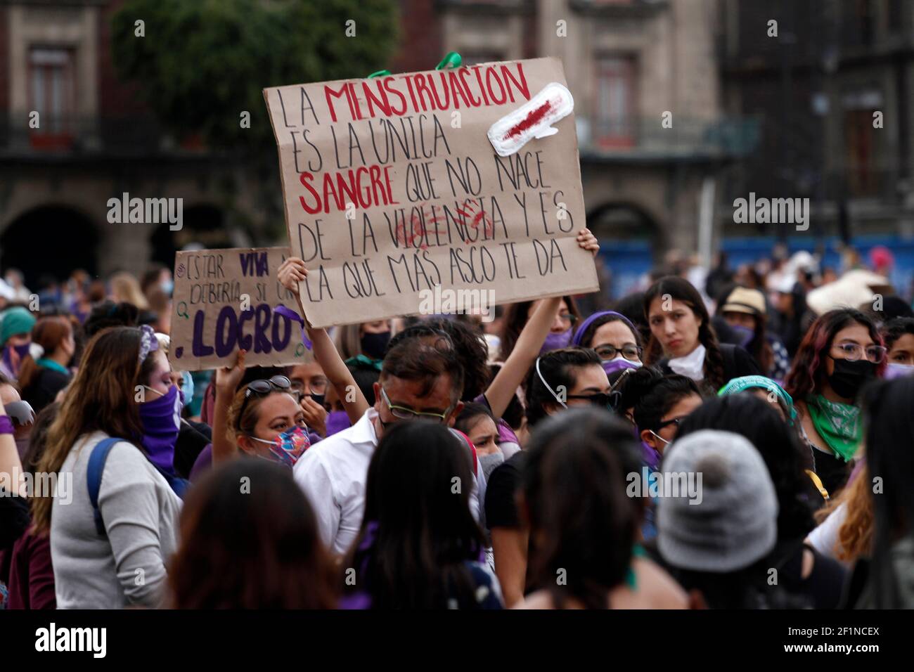 Des centaines de femmes protestent devant le Palais national, le siège du Gouvernement mexicain et la résidence du Président Andrés Manuel López Obrador, pour demander aux familles des victimes du féminicide de résoudre les crimes, la violence sexiste et la discrimination. En outre, les groupes féministes exigent une nouvelle politique de genre face aux diverses violations de leurs droits humains, du travail et sociaux, sont dispersées par la police avec des gaz et des poussières d'extincteur. Le 8 mars 2021 à Mexico, Mexique (photo d'Eyepix/Sipa USA) Banque D'Images