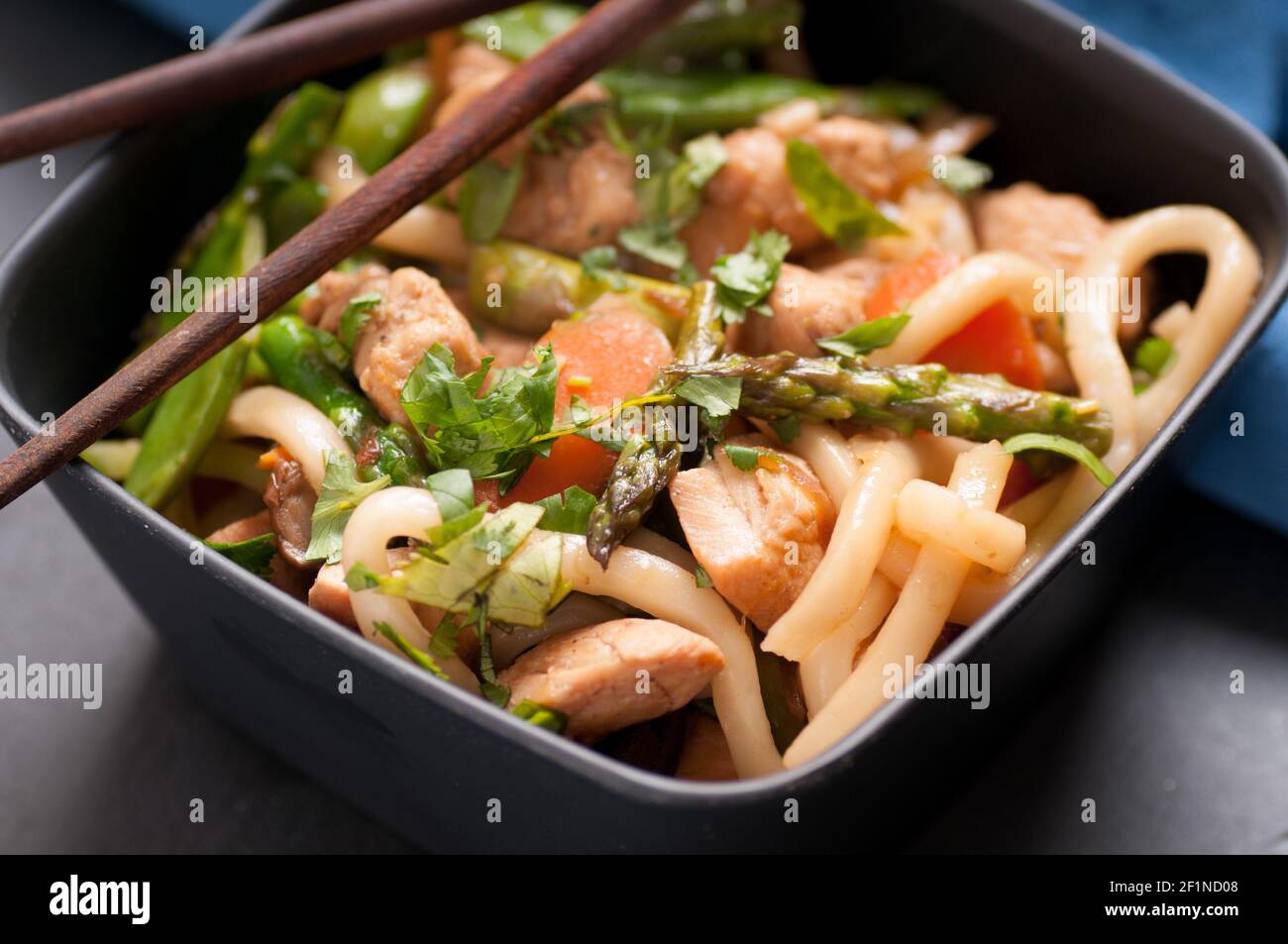 repas sauté de poulet aux nouilles udon Banque D'Images