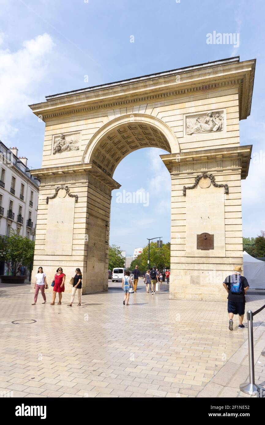 Vue sur l'Arc de la porte Guillaume et la porte de Dijon Près de la place  Darcy Photo Stock - Alamy