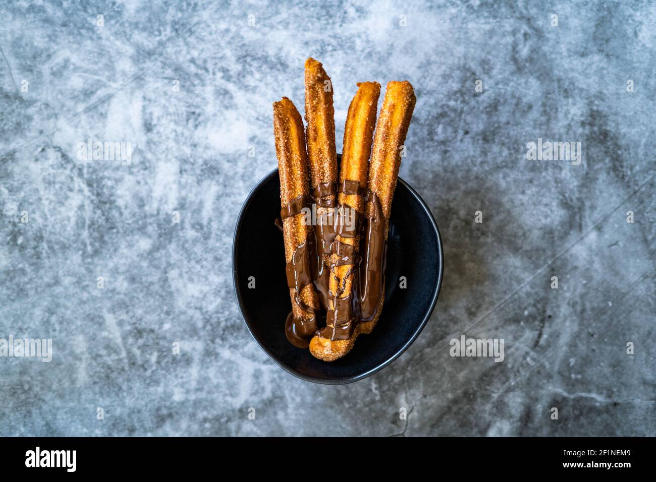 Bâtonnets de churros avec sauce au chocolat . Pâte frite pâtisserie traditionnelle espagnole ou mexicaine dessert. Prêt à servir et à manger. Banque D'Images