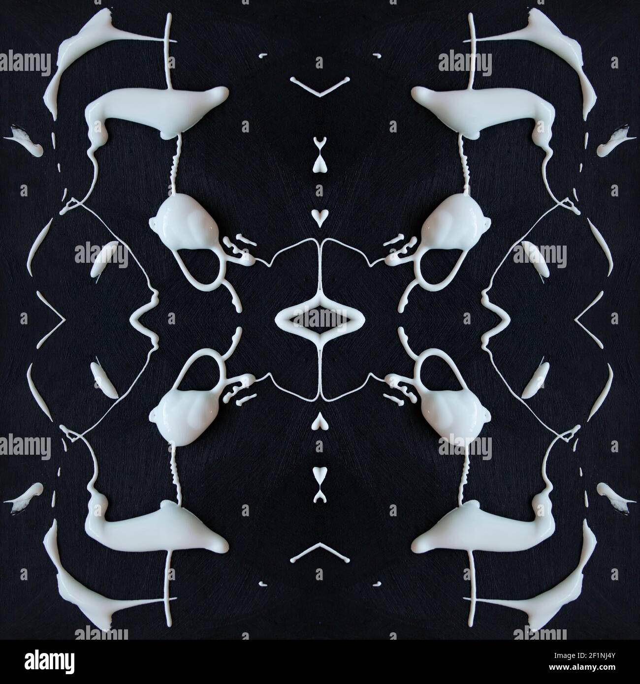 Fond de texture noire avec touches blanches de peinture acrylique humide. Motif abstrait sans couture carré Banque D'Images