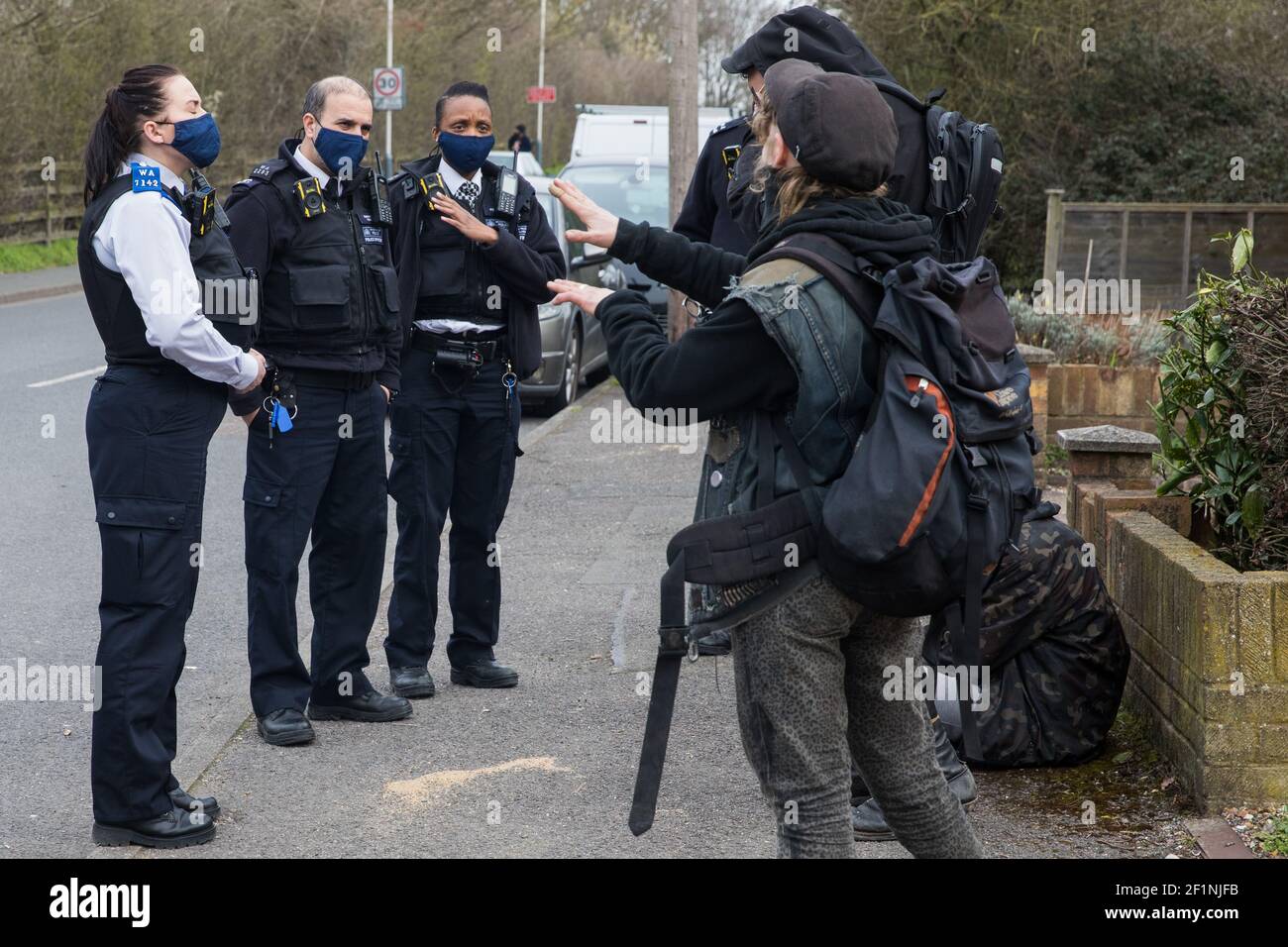 Sipson, Royaume-Uni. 8 mars 2021. Les agents de la police métropolitaine utilisent la législation sur les coronavirus pour demander aux résidents expulsés de la partie restante d'un jardin communautaire hors réseau connu sous le nom de Grow Heathrow de quitter la région. Grow Heathrow a été fondé en 2010 sur un site auparavant abandonné à proximité de l'aéroport d'Heathrow pour protester contre les plans du gouvernement pour une troisième piste et a depuis apporté une contribution éducative et spirituelle significative à la vie dans les villages d'Heathrow qui sont menacés par l'expansion de l'aéroport. Crédit : Mark Kerrison/Alamy Live News Banque D'Images