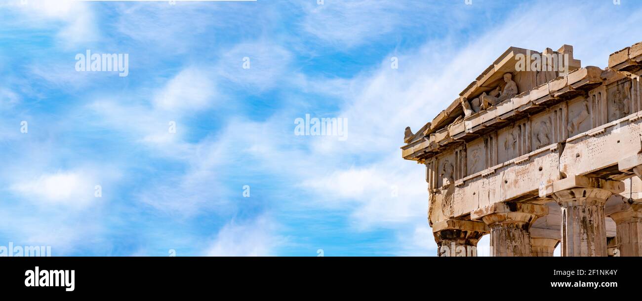 Pièces historiques en marbre et colonnes hellénistiques grecques de l'Acropole du Parthénon à Athènes, Grèce. Vue panoramique avec grand espace de copie. Banque D'Images