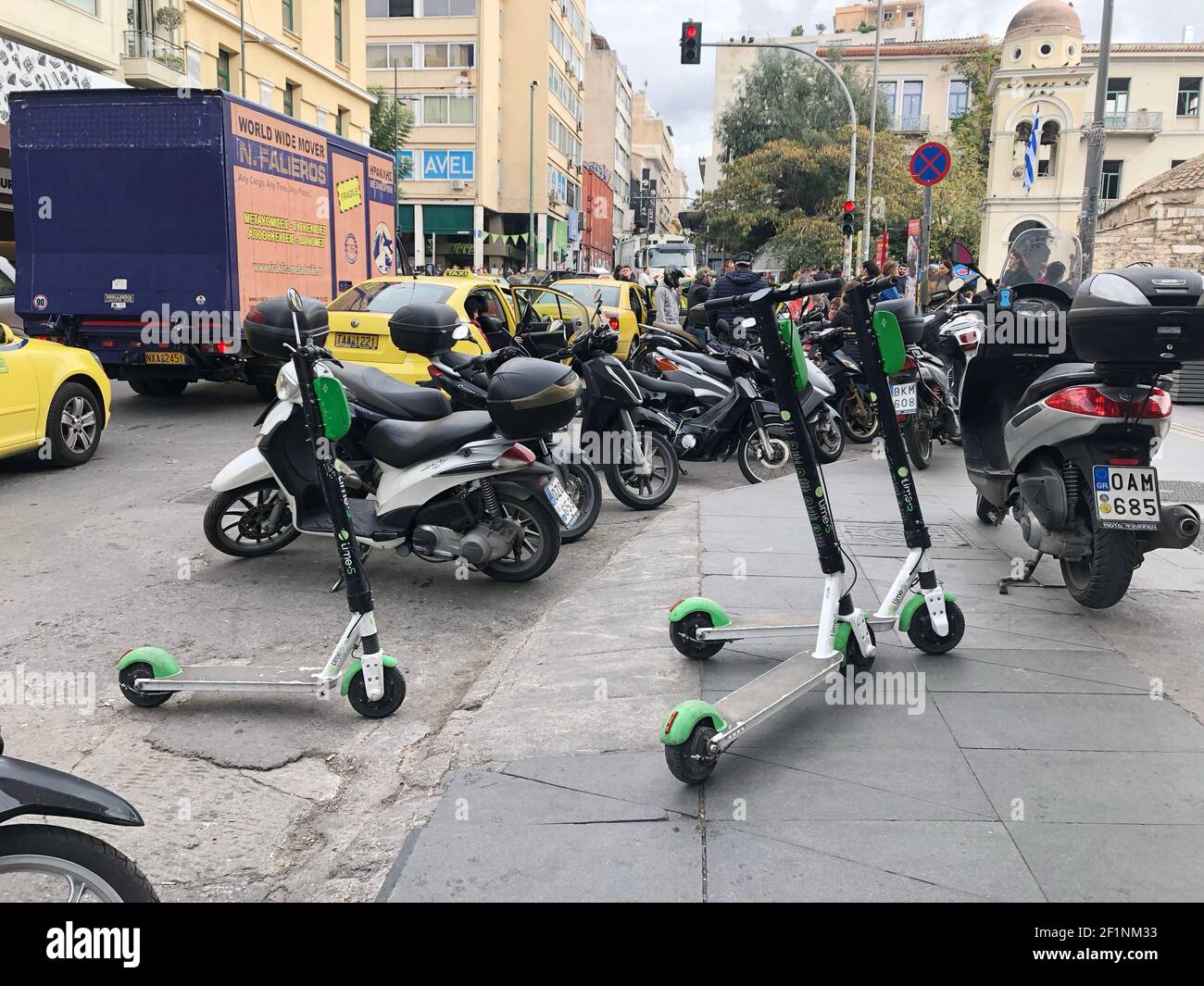 Trottinettes en stationnement. Location de vélos électroniques à deux roues au centre-ville Banque D'Images