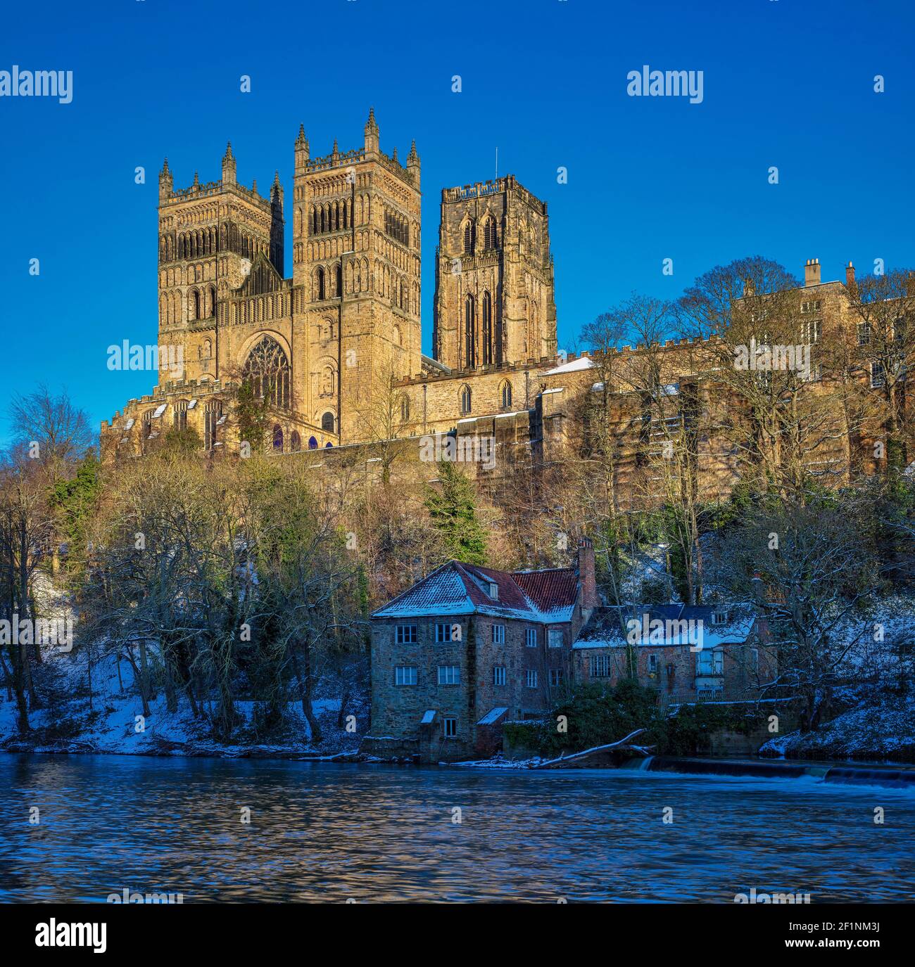 Cathédrale de Durham dans la neige d'hiver, ville de Durham, comté de Durham, Angleterre, Royaume-Uni Banque D'Images