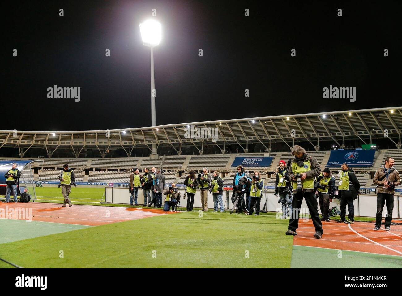 Illustration de photographes lors du Championnat de France des femmes D1 match de football entre Paris Saint Germain et Olympique Lyonnais le 5 février 2016 au stade de Charlety à Paris, France - photo Stephane Allaman / DPPI Banque D'Images