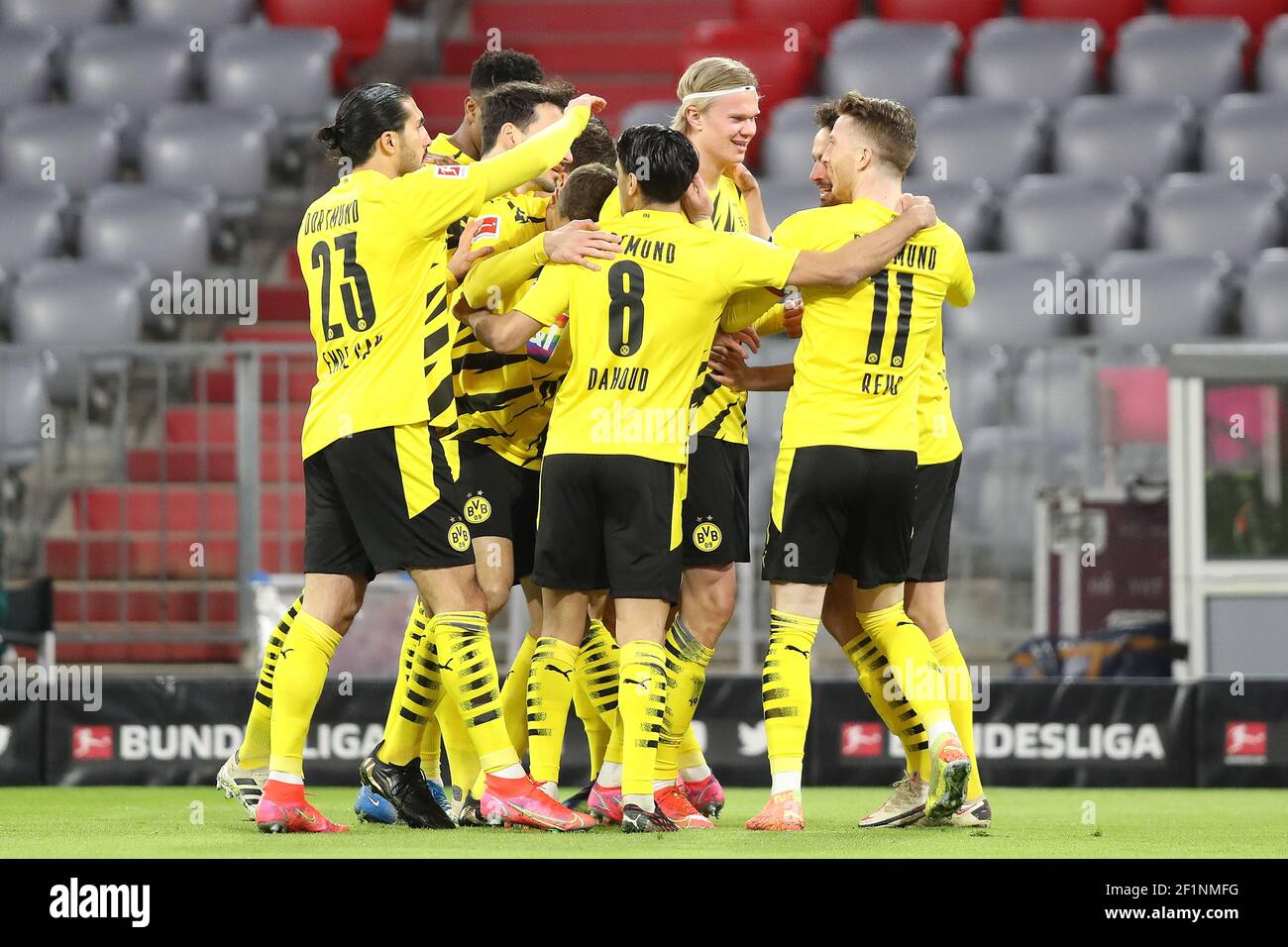 Erling HAALAND (DO) applaudit après son but à 0: 1 avec Emre CAN (DO), Mahmoud DAHOUD (DO) et Marco REUS (DO), jubilation, jubeln, joie, applaudissements, Football 1ère saison Bundesliga 2020/2021, 24 .matchday, matchday24, FC Bayern Munich - Borussia Dortmund 4: 2, le 24 janvier 2021, Allianz Arena. Photo: Sebastian El-Saqqa/firo Sportphoto/Pool via SVEN SIMON Fotoagentur GmbH & Co. Pressefoto KG # Prinzess-Luise-Str. 41 # 45479 M uelheim/R uhr # Tél 0208/9413250 # Fax. 0208/9413260 # Banque GLS # BLZ 430 609 67 # compte 4030 025 100 # IBAN DE75 4306 0967 4030 0251 00 # BIC GENODEM1 # www.svens Banque D'Images