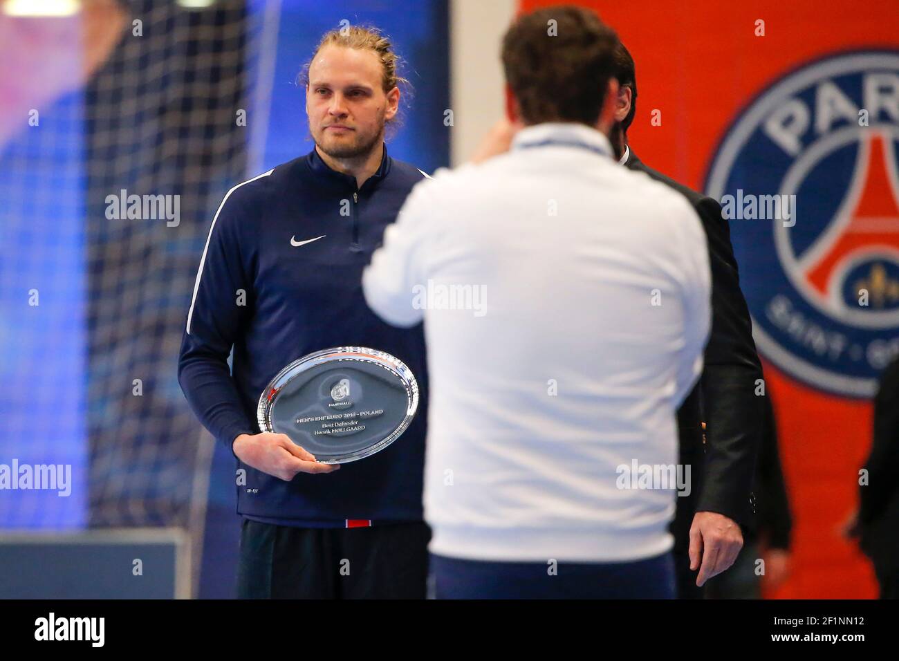 Henrik Mollgaard (PSG Handball) a reçu le trophée du meilleur défenseur de l'EHF EURO 2016 Pologne pour hommes lors du match de handball de la coupe française, finale 1/8, entre Paris Saint Germain (PSG) et Mulhouse, le 6 février 2016 au stade Pierre de Coubertin, à Paris, France - photo Stephane Allaman / DPPI Banque D'Images