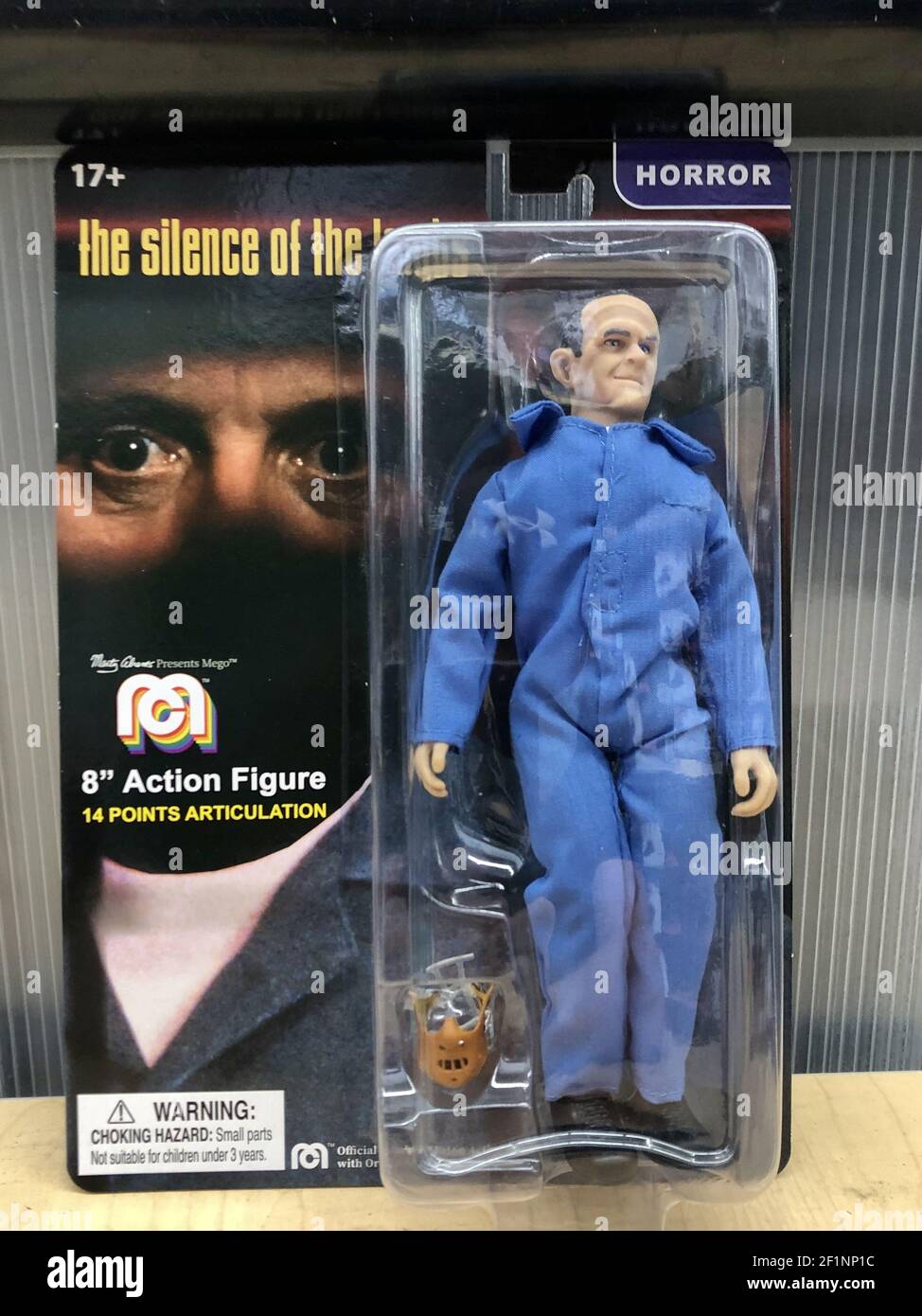 OCEAN SPRINGS, ÉTATS-UNIS - 05 mars 2021 : personnage d'action d'Hannibal Lecter avec photo du personnage Anthony Hopkins Head en arrière-plan. Banque D'Images