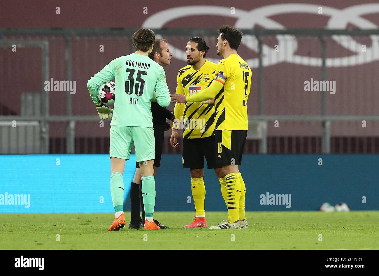 Goalwart Marvin HITZ (DO), Emre CAN (DO) et Mats HUMMELS (DO) discuter avec l'arbitre Marko FRITZ football 1. Bundesliga saison 2020/2021, 24e jour de match, jour de match 24, FC Bayern Munich - Borussia Dortmund 4: 2, on 24.01 .2021, Allianz Arena. Photo: Sebastian El-Saqqa/firo Sportphoto/Pool via SVEN SIMON Fotoagentur GmbH & Co. Pressefoto KG # Prinzess-Luise-Str. 41 # 45479 M uelheim/R uhr # Tél 0208/9413250 # Fax. 0208/9413260 # GLS BANQUE # BLZ 430 609 67 # COMPTE 4030 025 100 # IBAN DE75 4306 0967 4030 0251 00 # BIC GENODEM1GLS # WWW.SVENSIMON.NET LES RÈGLEMENTS DFL INTERDISENT TOUTE UTILISATION DE PHOTOGRA Banque D'Images